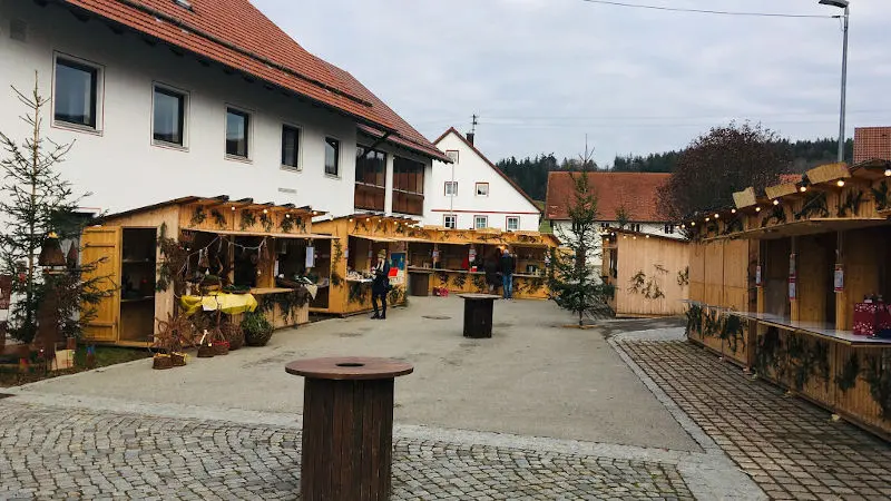 Viele Helfer bauen Jahr für Jahr den Christkindlmarkt auf