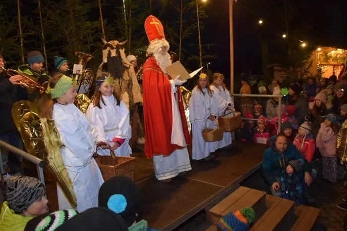 Nikolausbesuch auf dem Christkindlmarkt